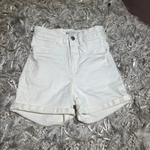 Jeans Shorts  - Vita jeansshorts från Gina  Väldigt sköna!