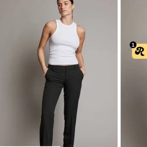 Svarta kostymbyxor - Säljer dessa populära lågmidjade kostymbyxorna i modellen Vera från Bikbok. Köpte dom här på Plick men dom var tyvärr för små. Jätte bra skick, inga skador eller liknande! 