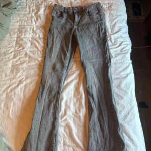 Grå jeans från Gina Tricot Young  - Säljer ett par grå jeans från Gina Tricot Young  i storlek 164. Köpte jeansen för ungefär 1 år sen men är i väldigt fint skick och passar mig perfekt som är 165, säljer dom då jag inte har någon användning av de längre.