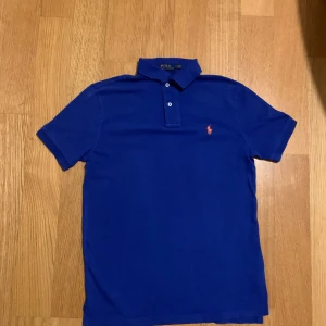 Ralph lauren t shirt nyskick bara använd nån gång och tvättats  - Snygg Ralph lauren piké 10\10 skick 