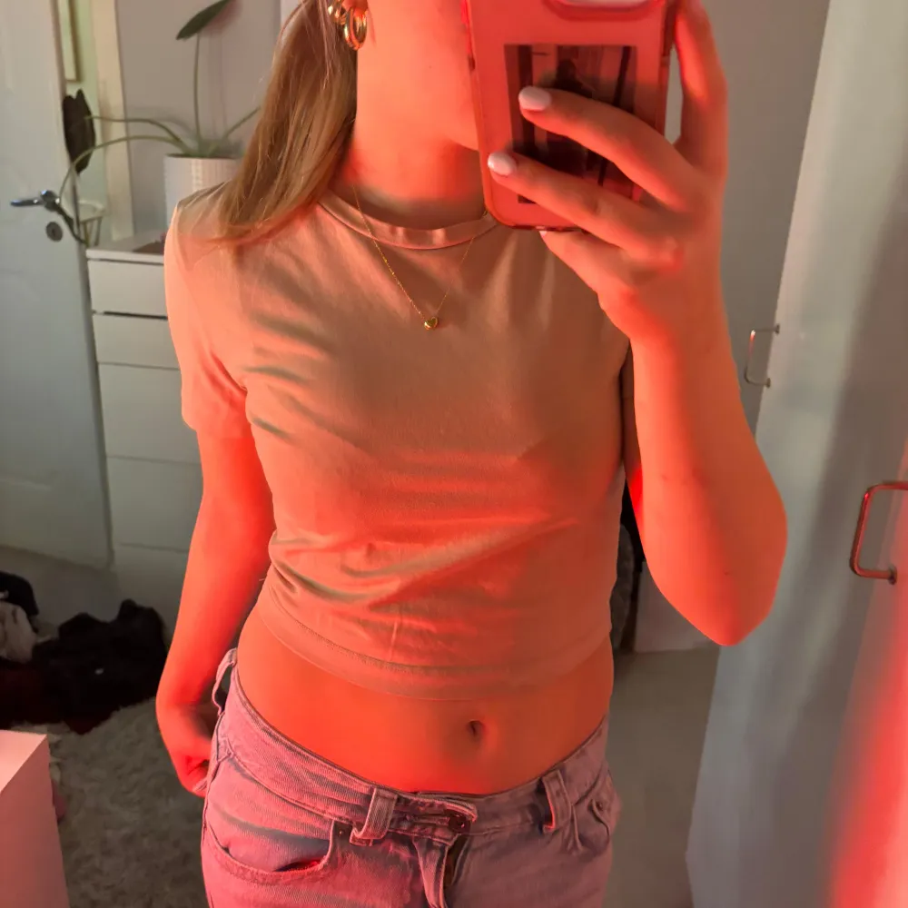 Säljer en snygg beige croppad topp från Zara. Den är perfekt för sommardagar och har en tight passform som framhäver figuren. Toppen är ärmlös och gjord i ett mjukt bomullsmaterial. Perfekt att matcha med jeans eller kjol för en avslappnad look.❣️. Toppar.