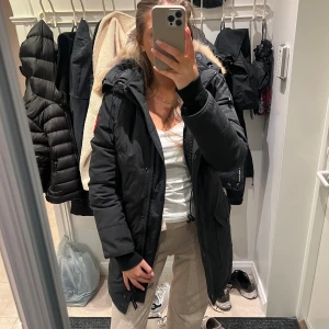 Canada goose jacka  - En jätte fin canada goose jacka i modellen trillium parka. Jackan är i storlek Xs och i gott skick. Den är använd ett par säsonger men sparsamt använd. Priset kan diskuteras. 