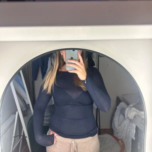 Intimissimi tröja  - En superfin tröja från intimissimi, i jätteskönt material. Nypris på zalando 579 kr. Genomskinligt material, nopprat sig vid armhålorna! Pris kan vara förhandlingsbart🫶