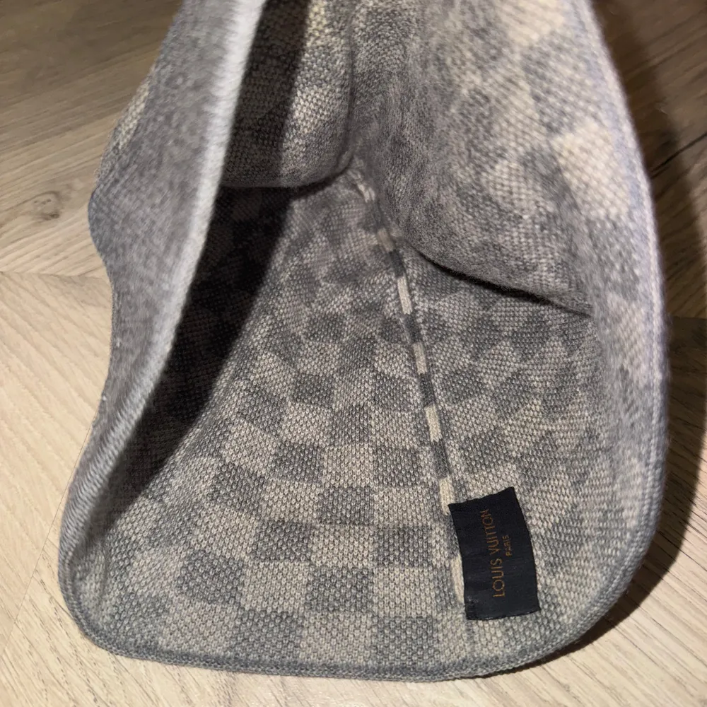 Säljer min gråa LV mössa som är bra skick. Den är ÄKTA!. Asusteet.