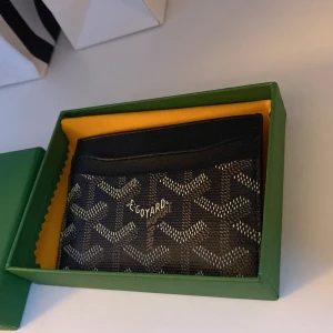 plånbok  - säljer nu min korthållare jag gillar den inte längre och den kommer inte till användning, den är i nyskick och för ett bra pris om du har några frågor är det bara att ställa🔥