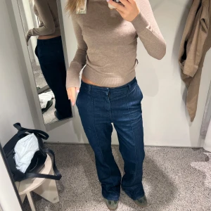Jeans med låg midja & other stories  - Lågmidjade baggy jeans från & other stories! Så så snygga och mycket sköna 👌 långa på mig som är 169, 77cm i midja.