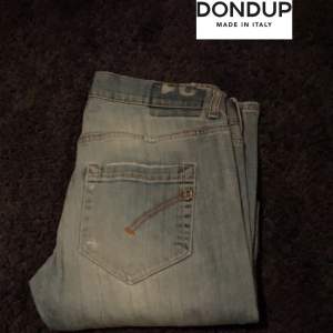 Dondup jeans! Dem trendigaste jeansen på marknaden. Skick: Mycket fint 🌟| Stl 31 | Nypris: 4000 kr Vårt pris: 799 kr | tveka inte att höra av er vid minsta lilla fråga eller fundering!