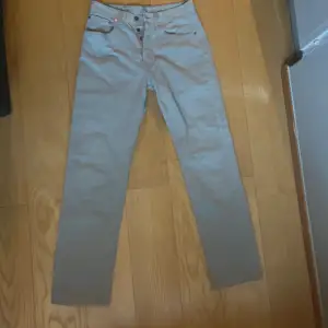 Säljer ett par gråa jeans från Levis som är i mycket fint skick. Det är storlek 32/34 och är slim/regular fit. 