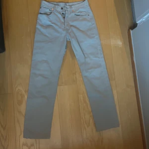 Gråa jeans - Säljer ett par gråa jeans från Levis som är i mycket fint skick. Det är storlek 32/34 och är slim/regular fit. 