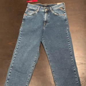 Nya Replay RBJ.901 Jeans (12 år) - Säljer ett par Replay RBJ.901 då de aldrig kom till användning. Plagget är helt oanvänt, lapparna sitter kvar och kvitto finns.