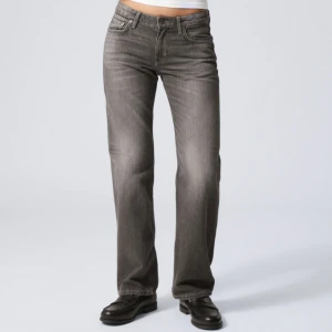 Jeans från Weekday - Säljer dessa jeans från weekday, i modellen arrow low 