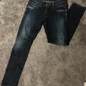 Replay Anbass - Säljer ett par snygga o trendiga Replay anbass Jeans i storlek 33/32. Jeansen är som nya. Vid frågor är det bara höra av sig