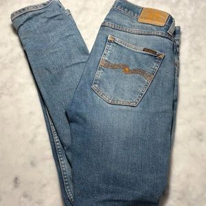 Nudie jeans - Säljer dessa skitsnygga jeans från nudie. Köpta nya på nudie för ungefär ett år sedan, har använts väl men inga defekter, utan har bara fått en coolare wash. Nypris 1600. Kom dm för fler frågor:))