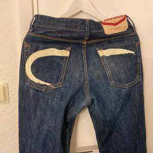 Säljer ett par mörkblå jeans i bra skick med en cool design på bakfickorna. De säljs på grund över att de inte är min stil längre. De är storlek w 28 L36