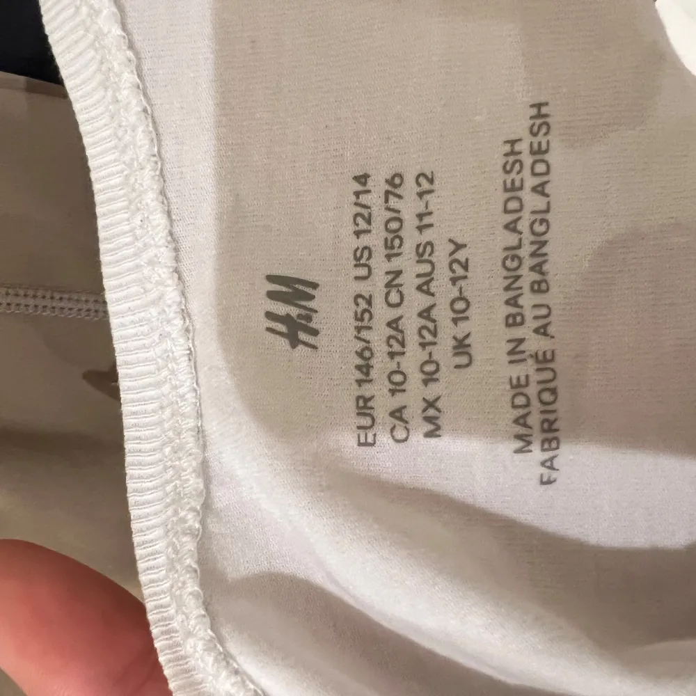 Säljer en vit långärmad topp från H&M i mycket bra skick. Den är tight och perfekt för både vardag och fest. Materialet är mjukt och stretchigt, vilket gör den bekväm att bära hela dagen. Passar perfekt till jeans eller kjol!. Yläosat.
