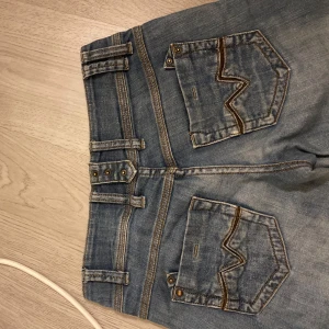 Super snygga lågmidjade jeans - Supersnygga jeans som tyvärr är för små. De finns lite slitage vid vid foten men inget som märks av. Innerbenslängd 84, midja 72 ☺️