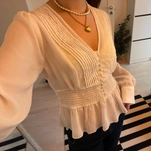 Volangblus  - Helt magisk blus som tyvärr inte kommit till användning av mig! Superbra skick!! 