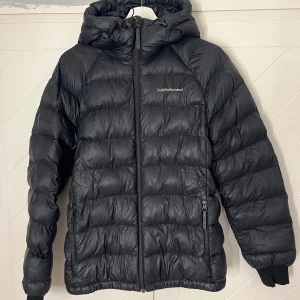 Peak performance jacka - Använd sparsamt en vinter, väldigt varm och skön. (Köpt för 2500) pris kan diskuteras 