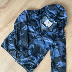 Woolrich windbreaker  - Säljer en Woolrich windbreaker som är i storlek M! Den har lite små defekter men inget man tänker på! Hör av er om ni har frågor!