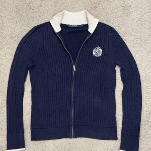 Kabelstickad Kofta från Lauren Ralph Lauren - Märke: Lauren Ralph Lauren Storlek: M Färg: Mörkblå med vit krage Skick: Mycket bra skick
