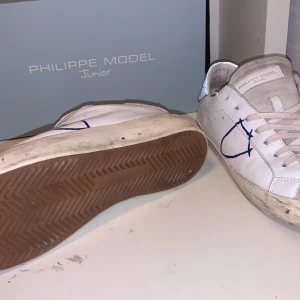 Vita sneakers från Philippe Model Junior - Säljer ett par vita sneakers från Philippe Model . Smutset på sulan är design. Perfekta för vardagsbruk!  Om det är något ni undrar så är det bara fråga 😁. Bara använda 4 ggr.  Kan även bytas mot något roligt 😉