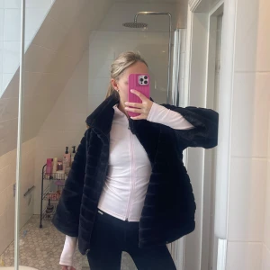 Trekvartjacka  - En snygg och supermysig fluffig jacka perfekt nu om man ska iväg på middag eller fest nu när det är kallare ute! Den har använts supermycket men kommer tyvärr inte till användning längre, köpt på sellpy, vet tyvärr inte vilket märke! Kan gå ner i pri