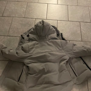 Canada goose jacka grå  - Byte går 