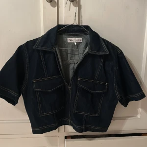 Zara tröja - Säljer då den inte kommer till någon användning, trendig zara tröja i jeans 