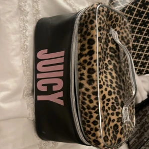 Juciy couture necessär  - Denna necessär som använd få tal gånger men är om helt ny och ren. Den får plats med allt du behöver ha med dig.