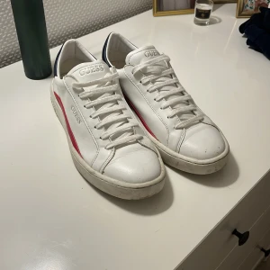 Guess Skor - Ändvända sparsamt nästan inget slitage! Storlek 42, Obs säljs för andvända ej längre