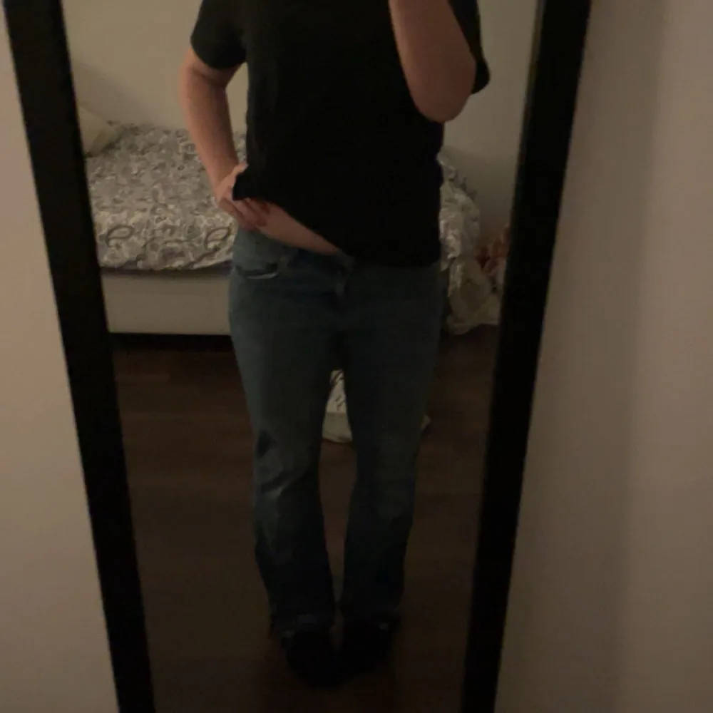 Säljer dessa snygga lowaist bootcut jeans från X-mail!💘 (Jag har sprättat upp byx kanterna längst ner först dom var för korta på mig) Storlek (40) Använt dom endast 1 gång. Skriv privat för eventuella frågor!. Jeans & Byxor.