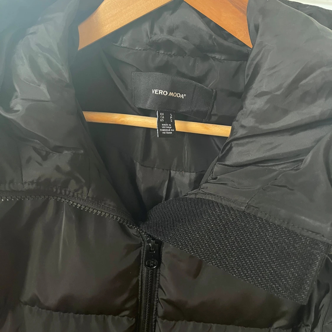 Svart dunjacka från Vero Moda - 91