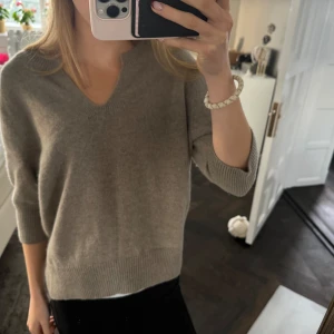 Kashmirtröja från Soft Goat - Mysig beige kashmirtröja från Soft Goat i storlek S. Tröjan har trekvartsärmar och en v-ringad hals. Perfekt för både höst och vår, och den är supermjuk och bekväm. Sparsamt använd och är som ny i skick! I färgen greige! Priset är alltid diskuterbart vid snabb affär 🥰