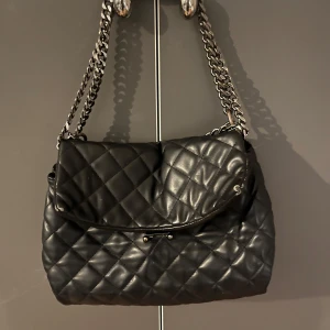 Svart Axel väska  - Super fin väska som får plats med mycket i! Från Ginatricot men köpt second hand. Bra skick. 