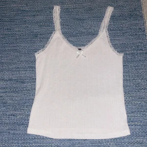 Vit linne - Säljer detta linne som är perfekt för sommaren☀️🎀Pris kan diskuteras💗