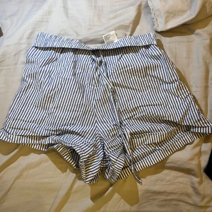 Sköna sommarshorts  - Lite längre shorts som är perfekta på stranden! Super bra skick från HM😍