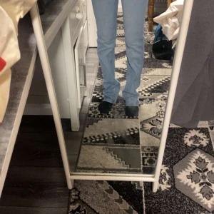 Ljusblå bootcut jeans - Säljer ett par ljusblå bootcut jeans i bra skick. De har en klassisk design med en bekväm passform, för långa på mig,säljs pågrund av att jag behöver rensa min garderob, alla jeans jag säljer är använda 3-5 gånger 