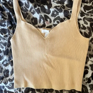 Gul topp H&M - Fin somrig topp från H&M.☀️Använt 1 gång. Strl M. 💗