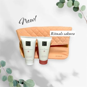 Nytt! Rituals Sakura paket  - Upptäck Rituals Sakura resekit med schampo och balsam, båda 50 ml, för volym och näring. Perfekt för resan i en snygg, quiltad necessär med rosa insida och inspirerande text. Nya oanvända, nypris närmare 300:- Perfekt present 💝 Kan även säljas separat, schampo och balsam 45:- st necessär 95:-