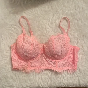 Rosa spets-bh - Säljer en superfin rosa spets-bh från Cubus i storlek 70C. Köpt för 249kr säljer för endast 149kr. Den har justerbara axelband och en vacker spetsdesign som ger en romantisk känsla. Perfekt för speciella tillfällen eller när du bara vill känna dig extra fin. Den är i mycket bra skick och knäpps med hyskor bak. (Oanvänd)