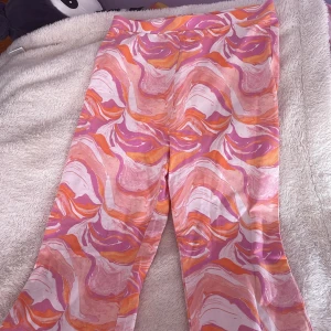 Utsvängda byxor  - Säljer dessa superfina utsvängda byxor/ tights från BikBok i storlek M. Använda några gånger men i bra skick, har inga hål eller fläckar. 