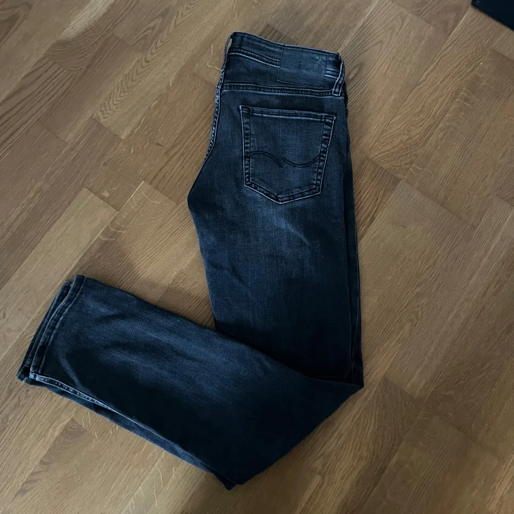 Säljer dessa jeans då jag ej använder dom, moddelen är slim Glenn och storlek 30/32, hör av dig vid fler frågor/bilder . Jeans & Byxor.