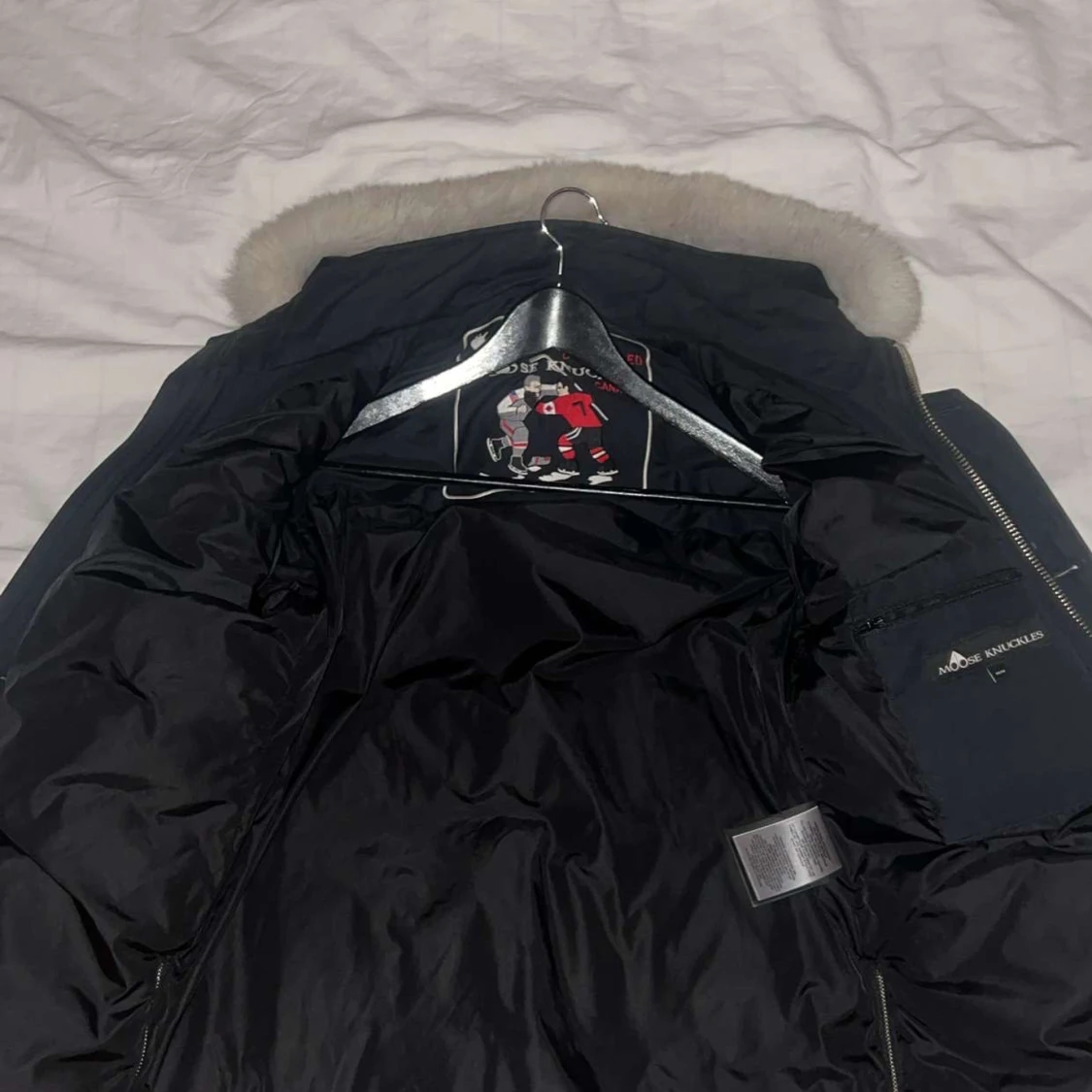 Säljer min moose knuckle jacka då jag köpt en ny jacka och inte använder denna längre!