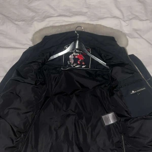 Säljer min moose knuckle jacka då jag köpt en ny jacka och inte använder denna längre! - Storleken på jackan är M/M, jackan är använd i gott skick