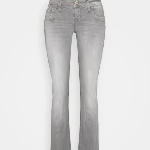 Ltb jeans valerie ljusgrå - Säljer mina ltb valerie jeans då de inte kommer till användning💖 de är i bra skick och har inga defekter 🩷pris kan diskuteras 