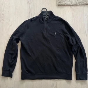 Ralph Lauren - Quarter zip - Ralph Lauren luxury jersey quarter zip Helt ny, endast provad för bilder.  Säljes på grund av att jag beställde en ny då min var borta men hittat i efterhand.  Köpt från boozt, beställningsbekräftelse och allt finns. Priset går inte att pruta. 
