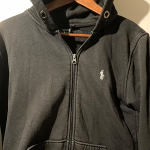 Ralph lauren hoodie - Ralph lauren hoodie äkta använd ett fåtal ggr storlek S, hör av er om fler frågor eller bilder Pris går att diskuteras!!