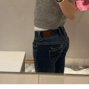 Säljer ett par snygga blå jeans från Pepe Jeans. De har en normal passform och är midwaist. Perfekta för både vardag och fest! Jeansen har dubbla knappar i midjan och klassiska femficksdetaljer. De är i mycket bra skick och redo för en ny ägare.