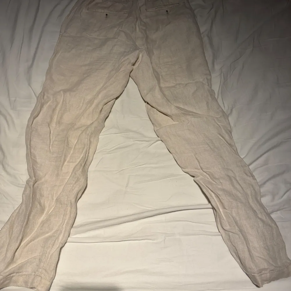 Beiga linnebyxor från Zara Storlek EUR36. Jeans & Byxor.