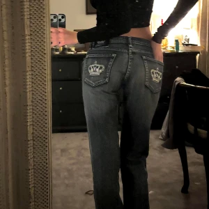 Victoria Beckham For Rock & Republic Lw BootcutJeans - Jag säljer mina stilrena och coola VB low waist Bootcut Jeans. Använder inte längre och vill att de ska ha ett bättre hem!💘Färg washedout denim. Midjemått är 76 cm,  på bild två ser ni min lösning för den perfekta passformen! Budgivning! Ordp: 2000kr